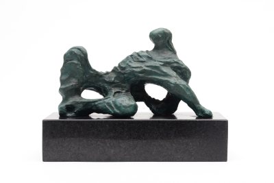 Lote 5 — Escultura em bronze — Figura reclinada